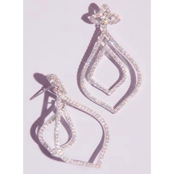 🍩David’s Bridal Ball Style Leaf Drop Earrings! - Picture 2 of 3